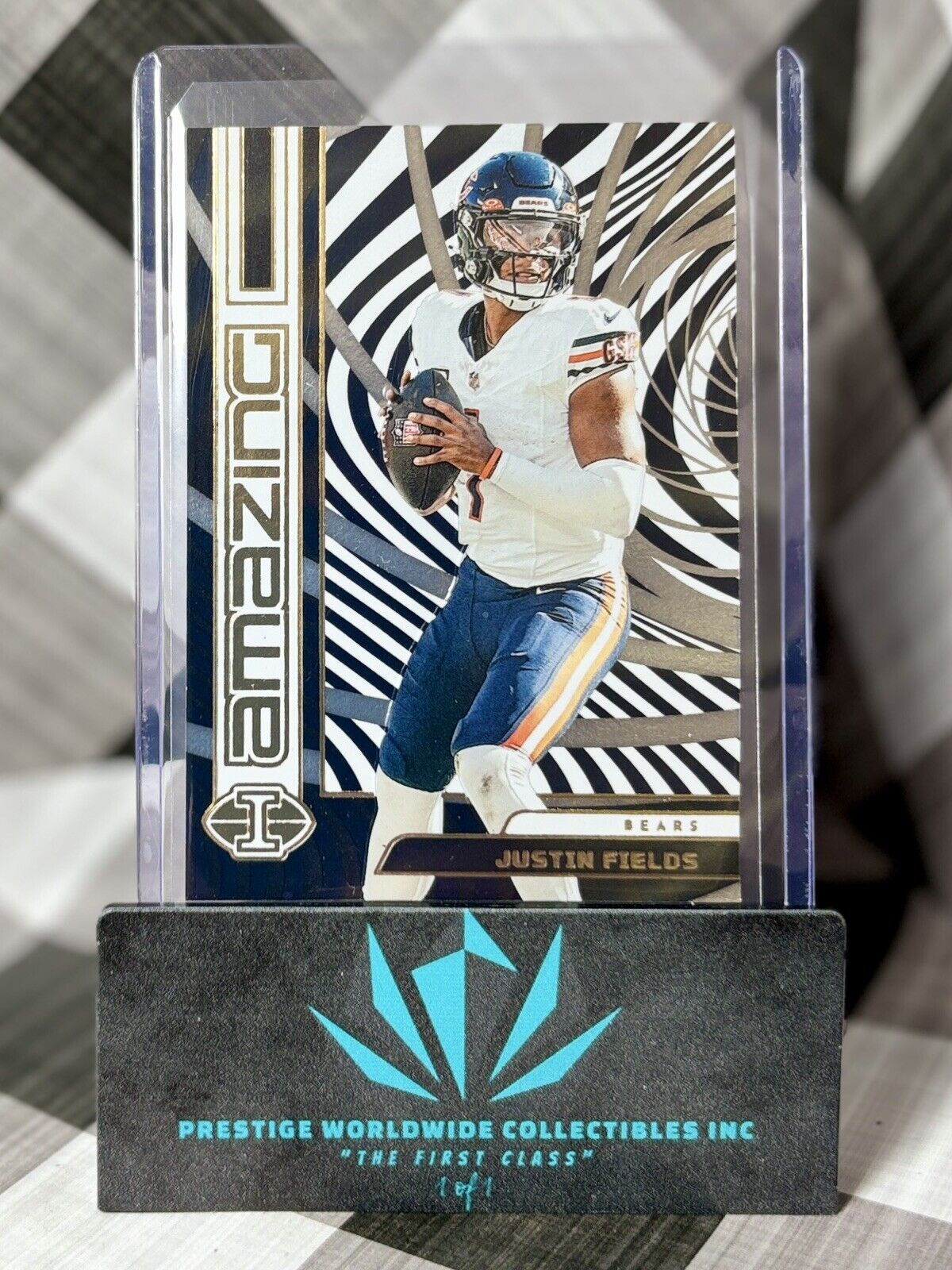 Justin Fields 2023 Panini Illusions Amazing Insert #10 Chicago Bears